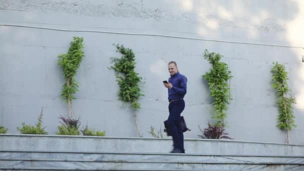 Jeune Homme Affaires Avec Téléphone Sac Excité Danse Démarrage Réussie — Video