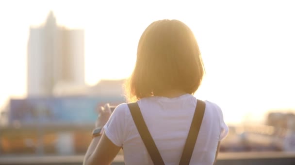 Jovem Mulher Com Corte Cabelo Curto Tira Foto Grande Cidade — Vídeo de Stock