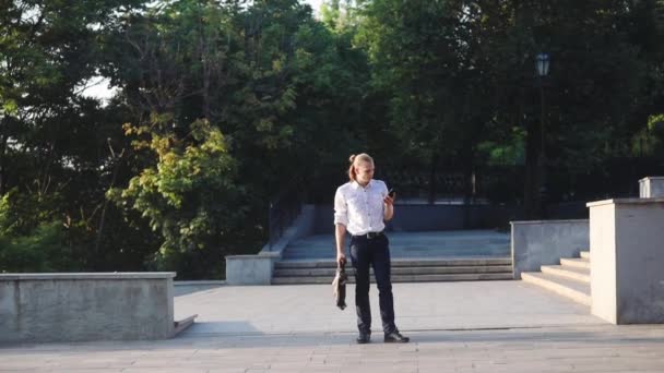 Jóképű Ember Táska Ünnepli Sikeres Foglalkozik Ugrás Lépcsőn Ellen Park — Stock videók
