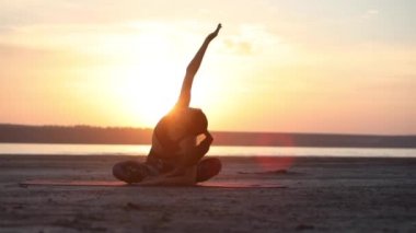 ince genç bayan özel rahatlatıcı yoga pozisyonu lotus oturur ve gökyüzü yakın görünümü yavaş hareket için el kaldırarak meditasyon