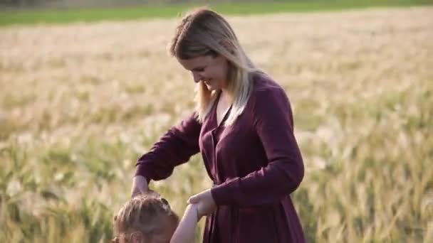 Mooie Vrouw Met Lange Losvallende Eerlijke Haren Ziet Kleine Vreugdevolle — Stockvideo