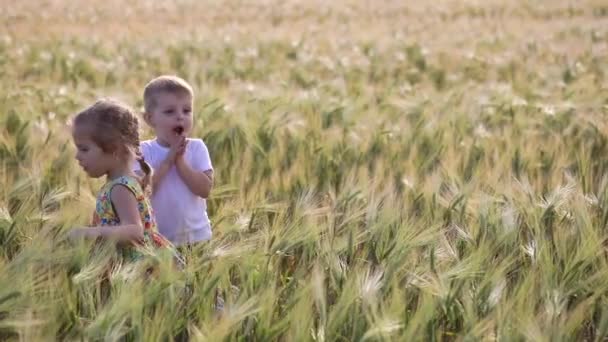 Ung Leende Blond Dam Färgglada Sommarklänning Skrik Nära Pojke Stående — Stockvideo