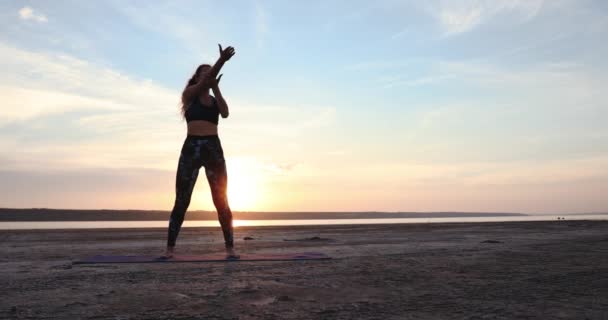 Jonge Slanke Dame Met Perfect Lichaam Bereidt Voor Yoga Training — Stockvideo