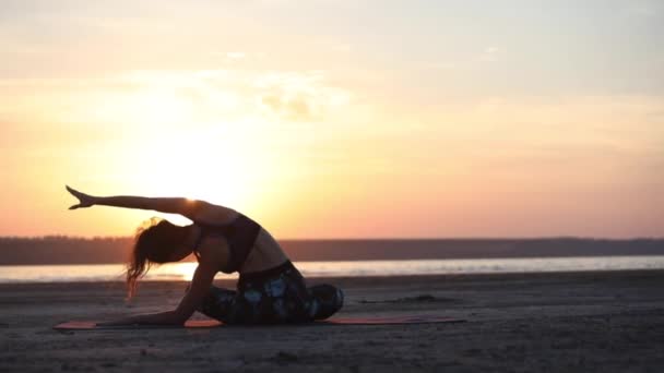 Dama Con Delgado Cuerpo Practica Yoga Estiramiento Pose Sentado Por — Vídeo de stock