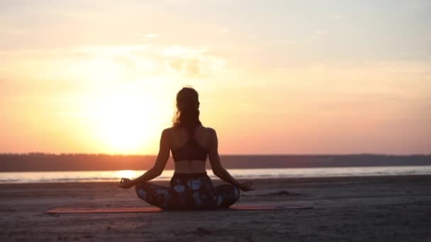 Ince Bayan Gyan Mudra Pozisyonunda Parmakları Tutarak Meditasyon Akşam Güneş — Stok video