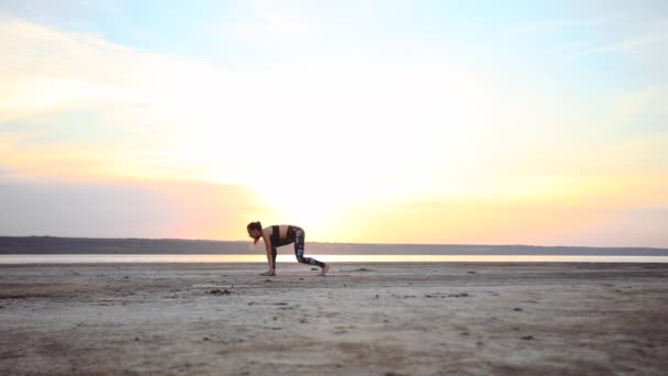 Professionelle Junge Frau Dehnt Beinmuskeln Vorsichtig Strand Stehend Enormer Sonnenuntergang — Stockvideo