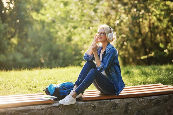 Ritratto Una Giovane Studentessa Sorridente Con Gli Occhiali Seduta Nel — Foto Stock