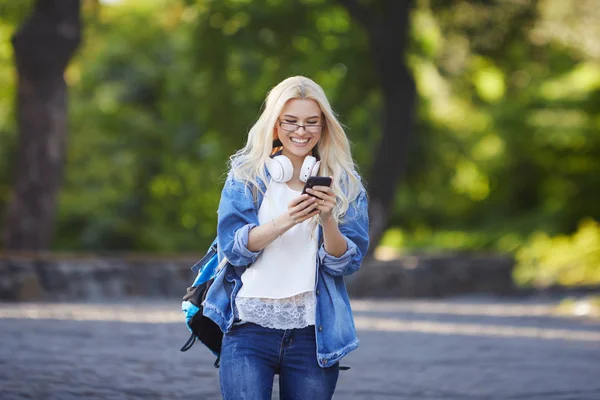 Front Érdekében Fiatal Izgatott Női Hallgató Részesülő Hír Sorban Mobiltelefonon — Stock Fotó