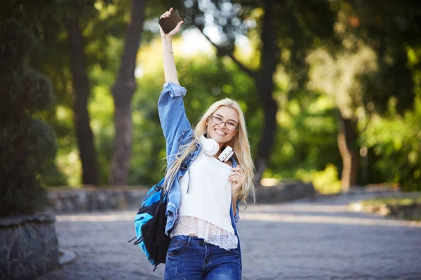 Pohled Mladé Vzrušené Studentky Které Dostávají Dobré Zprávy Lince Mobilním — Stock fotografie