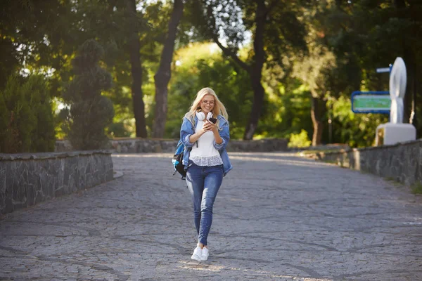 Vista Frontale Una Giovane Studentessa Eccitata Che Riceve Buone Notizie — Foto Stock