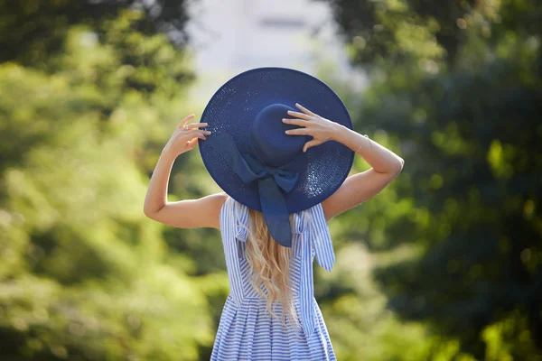 Ritratto Moda Giovane Donna Con Elegante Cappello Sole Blu Vacanza — Foto Stock