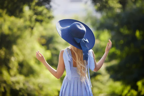 Ritratto Moda Giovane Donna Con Elegante Cappello Sole Blu Vacanza — Foto Stock