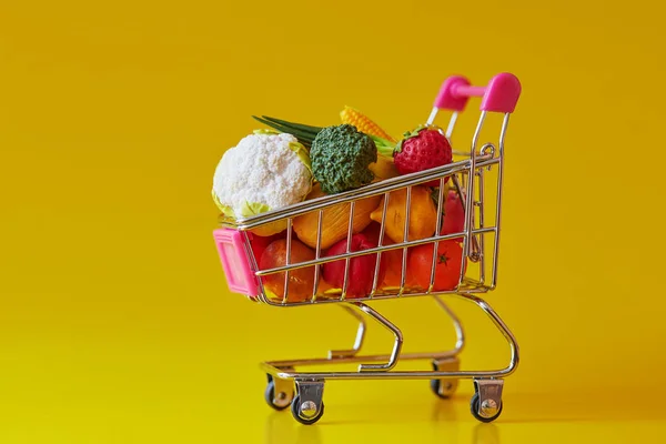 Kruidenier Winkelwagentje Met Verse Groenten Fruit Geïsoleerd Gele Achtergrond Gratis — Stockfoto