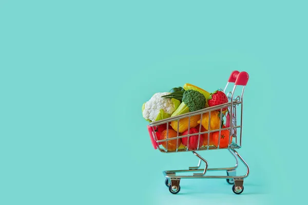 Carrello Della Spesa Con Frutta Verdura Fresca Isolato Sfondo Ciano — Foto Stock