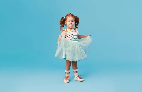 小さな幸せな幼児の女の子の女の子はシアンチュチュスカートでバレリーナになることを夢見る 青い背景 テキスト用のスペース — ストック写真