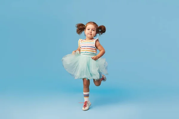 Pequeña Niña Feliz Niño Sueña Con Convertirse Bailarina Una Falda —  Fotos de Stock