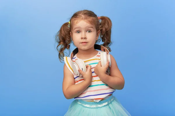 Feliz Niño Sonriente Disfruta Escuchando Música Los Auriculares Sobre Colorido —  Fotos de Stock