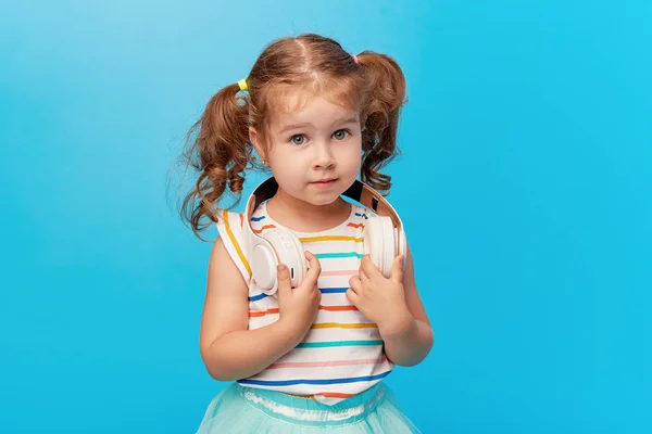 Boldog Mosolygó Gyermek Élvezi Hallgat Zenét Fejhallgatók Több Színes Bleu — Stock Fotó