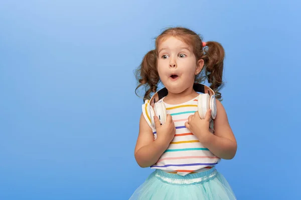 Glücklich Lächelndes Kind Hört Gerne Musik Über Kopfhörer Vor Buntem — Stockfoto