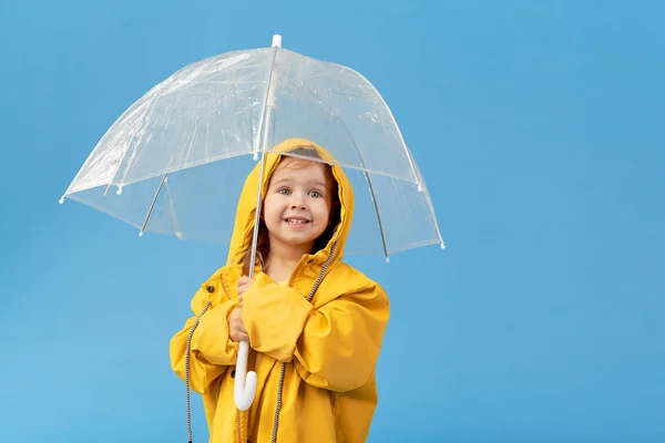 Glückliches Lustiges Kind Mit Durchsichtigem Regenschirm Der Auf Blauem Studiohintergrund — Stockfoto