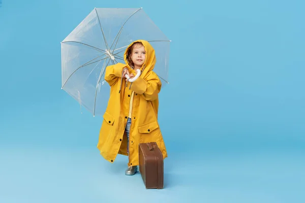 Criança Engraçada Feliz Com Guarda Chuva Transparente Posando Fundo Estúdio — Fotografia de Stock