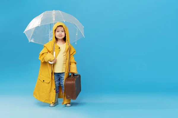 Joyeux Enfant Drôle Avec Parapluie Transparent Posant Sur Fond Bleu — Photo