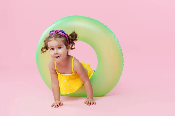 Renkli Pembe Arka Planda Şişme Daire Donut Ile Sarı Mayo — Stok fotoğraf