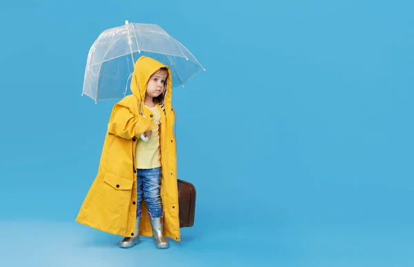 Joyeux Enfant Drôle Avec Parapluie Transparent Posant Sur Fond Bleu — Photo