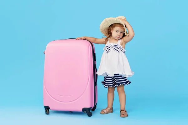 Menina Feliz Turista Embala Roupas Uma Mala Para Viagens Férias — Fotografia de Stock