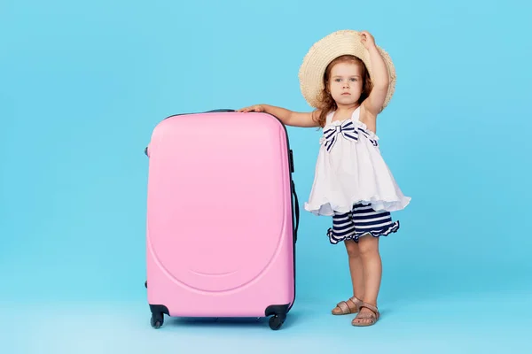 Menina Feliz Turista Embala Roupas Uma Mala Para Viagens Férias — Fotografia de Stock