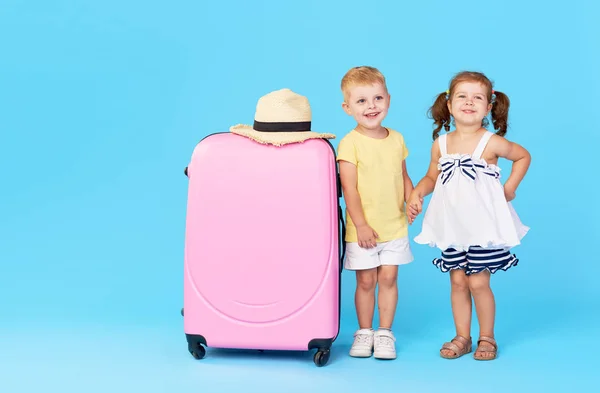 Bambini Felici Seduti Una Valigia Rosa Colorata Preparata Vacanze Estive — Foto Stock