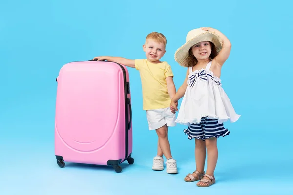 Crianças Felizes Sentadas Mala Rosa Colorida Preparada Para Férias Verão — Fotografia de Stock