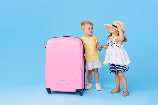 Gelukkige Kinderen Zitten Kleurrijke Roze Koffer Voorbereid Voor Zomer Vakantie — Stockfoto