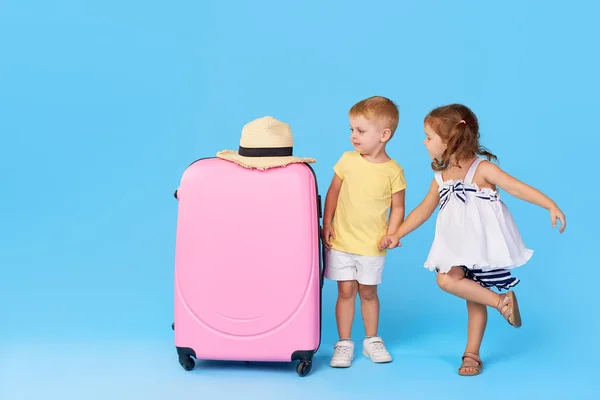 Gelukkige Kinderen Zitten Kleurrijke Roze Koffer Voorbereid Voor Zomer Vakantie — Stockfoto