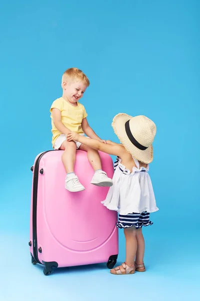 Gelukkige Kinderen Zitten Kleurrijke Roze Koffer Voorbereid Voor Zomer Vakantie — Stockfoto