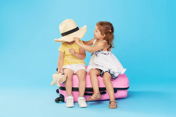 Crianças Felizes Sentadas Mala Rosa Colorida Preparada Para Férias Verão — Fotografia de Stock