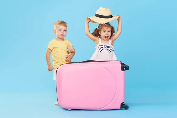 Crianças Felizes Sentadas Mala Rosa Colorida Preparada Para Férias Verão — Fotografia de Stock