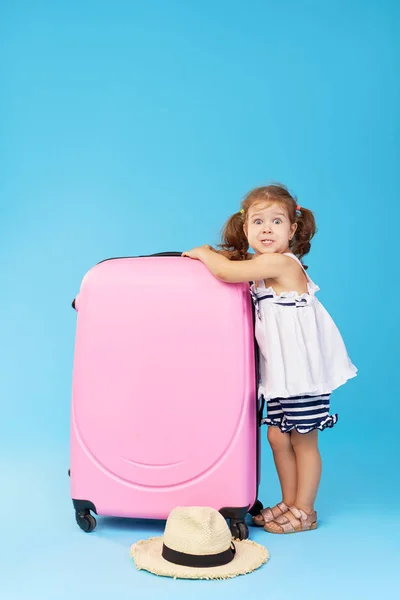 Happy Child Girl Tourist Rymmer Kläder Resväska För Resor Sommarlov — Stockfoto