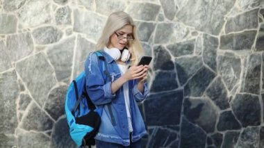 akıllı telefon atlar güzel Bayan görünüyor Thumb-Up gösterir