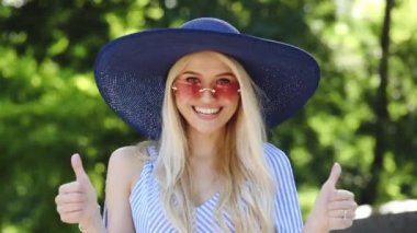 genç moda kadın Thumb-Up dans ve gülümseyen gösterir