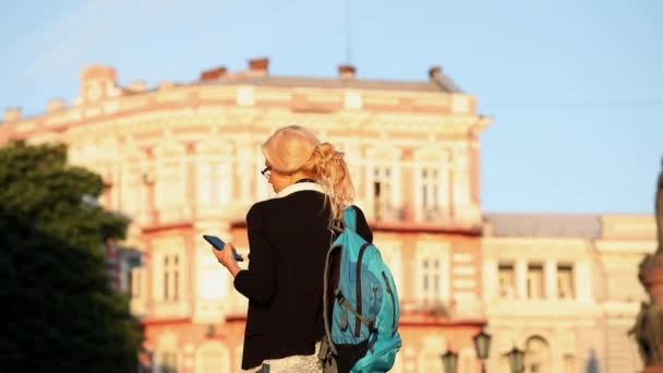 Joven mujer de moda baila después de mirar el teléfono inteligente — Vídeos de Stock