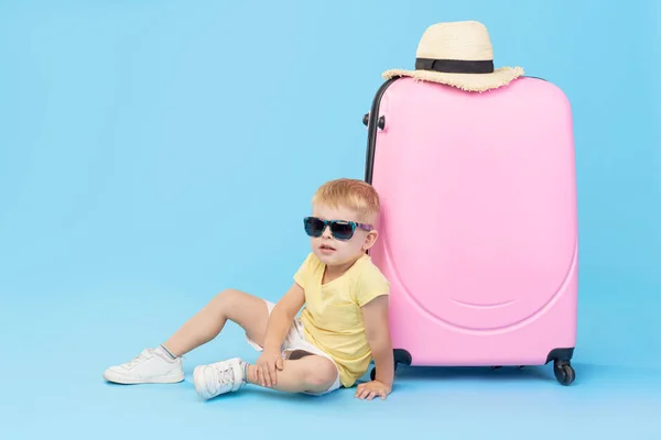 Criança Feliz Menino Turista Embala Roupas Uma Mala Para Viagens — Fotografia de Stock