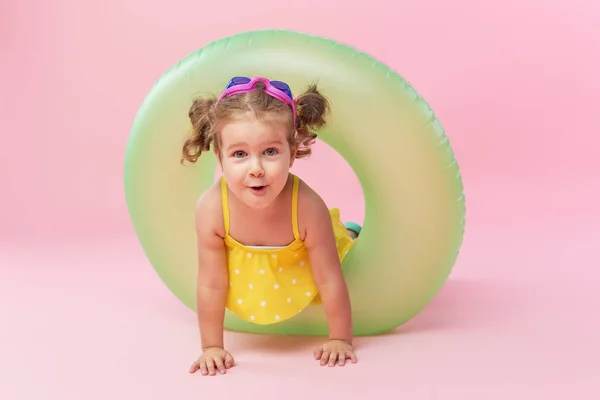 Retrato Menina Feliz Com Círculo Borracha Inflável Néon Divertindo Isolado — Fotografia de Stock