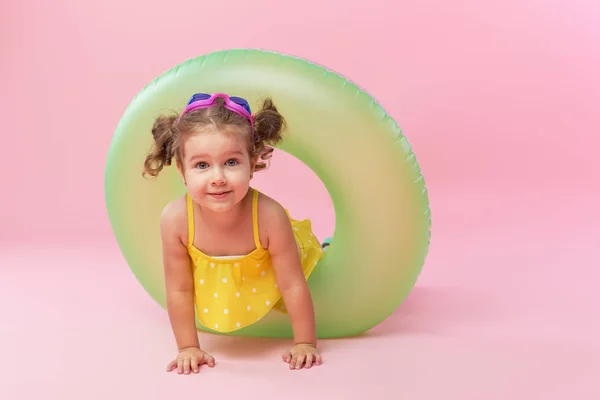 Retrato Menina Feliz Com Círculo Borracha Inflável Néon Divertindo Isolado — Fotografia de Stock