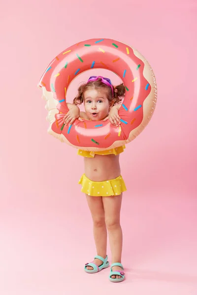 Feliz Menina Criança Surpresa Maiô Com Donut Círculo Inflável Fundo — Fotografia de Stock