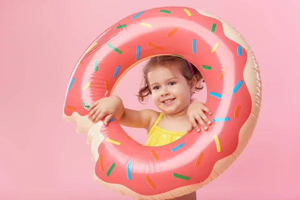 Feliz Menina Criança Surpresa Maiô Com Donut Círculo Inflável Fundo — Fotografia de Stock