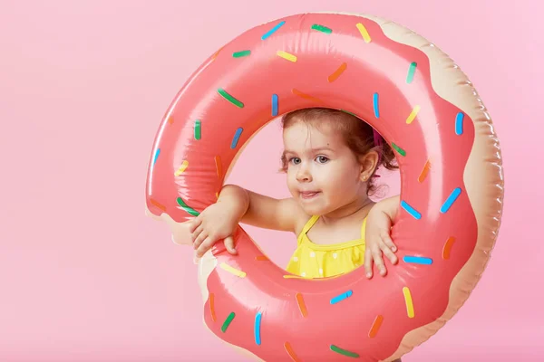 Feliz Menina Criança Surpresa Maiô Com Donut Círculo Inflável Fundo — Fotografia de Stock