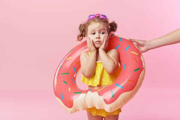 Feliz Menina Criança Surpresa Maiô Com Donut Círculo Inflável Fundo — Fotografia de Stock