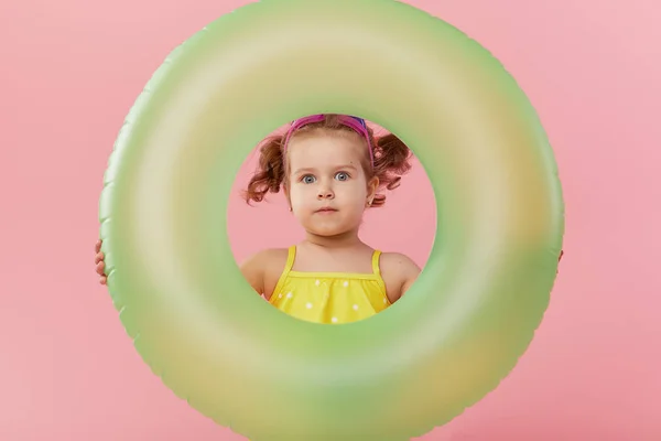 Retrato Niña Feliz Con Círculo Goma Inflable Neón Que Divierte —  Fotos de Stock