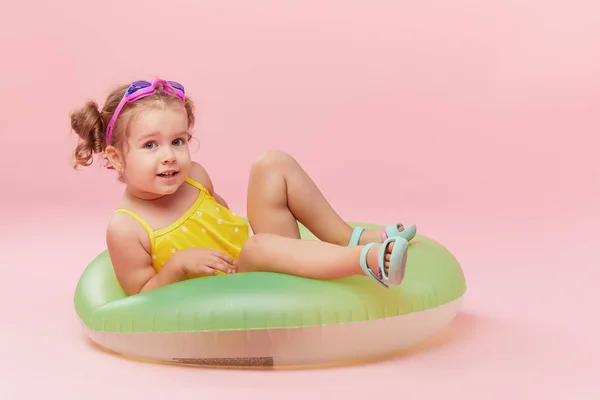 Retrato Niña Feliz Con Círculo Goma Inflable Neón Que Divierte —  Fotos de Stock